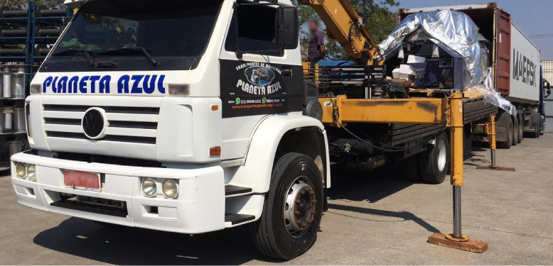 Caminhão Munck Guindaste da Transportadora Planeta Azul